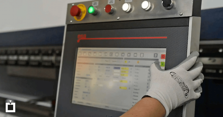 Jak działa prasa krawędziowa CNC?
