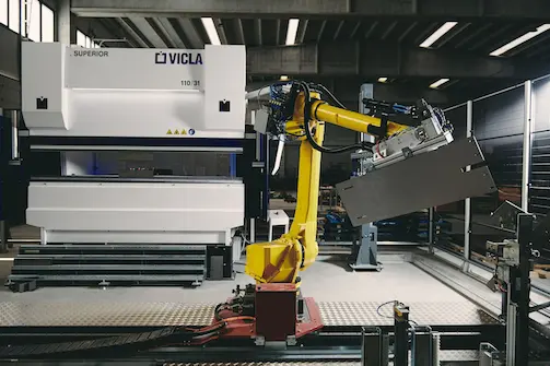 pressa piegatrice con robot antropomorfo